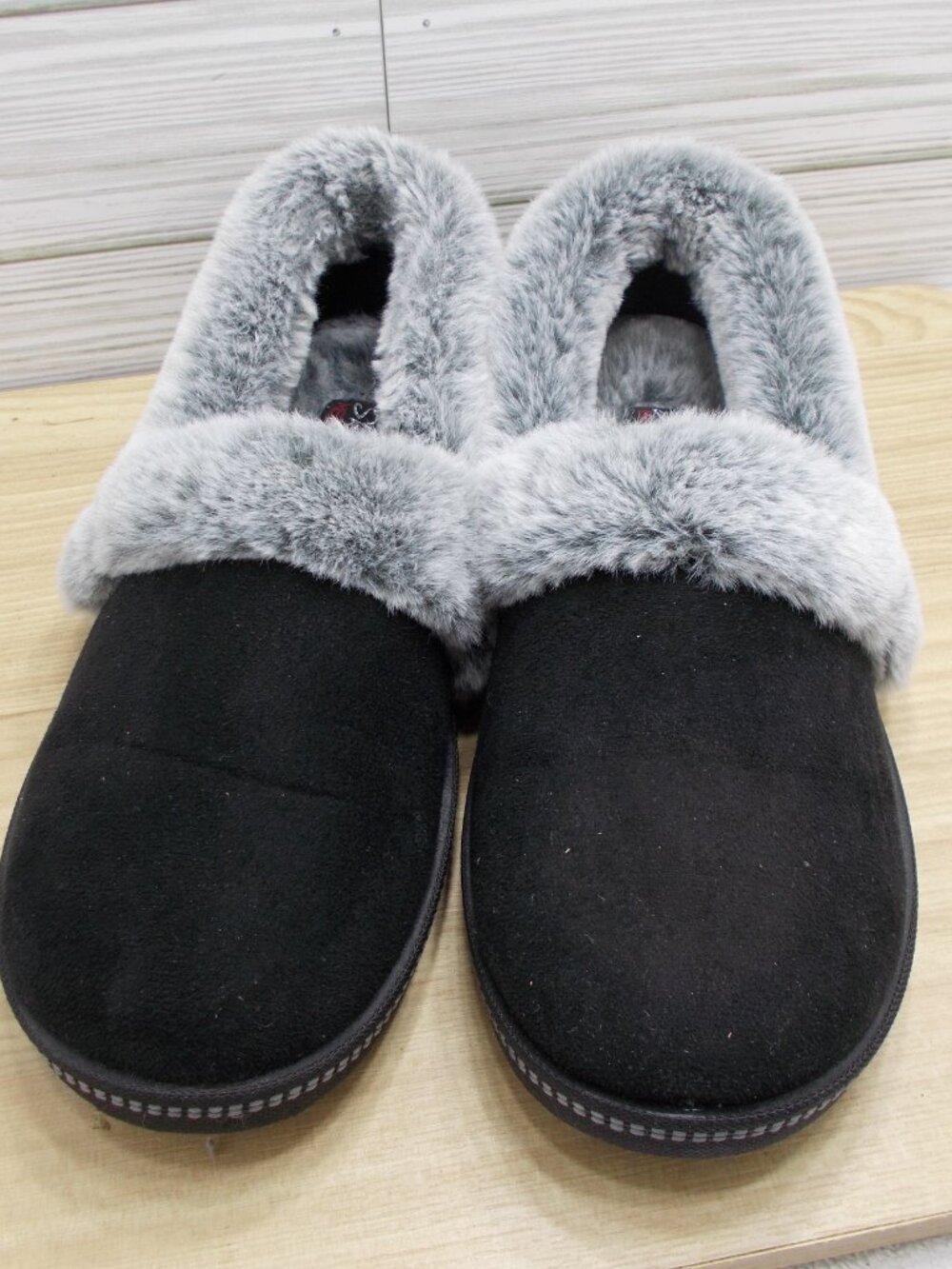 Skechers Woman's Size 7 Cozy Up Slippers 32777 Memory Foam Vegan NEW